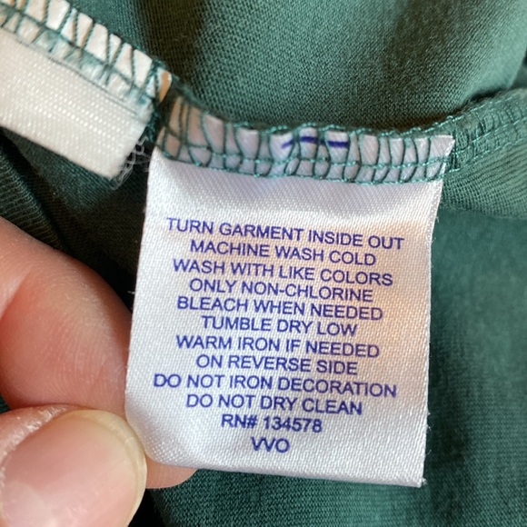 5/$25 Vineyard Vines long sleeve Tshirt, Golden Retriever print on whale - Picture 8 of 10